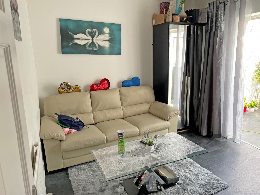 Lot: 29 - MIXED USE INVESTMENT IN CITY CENTRE LOCATION - Flat - Living room